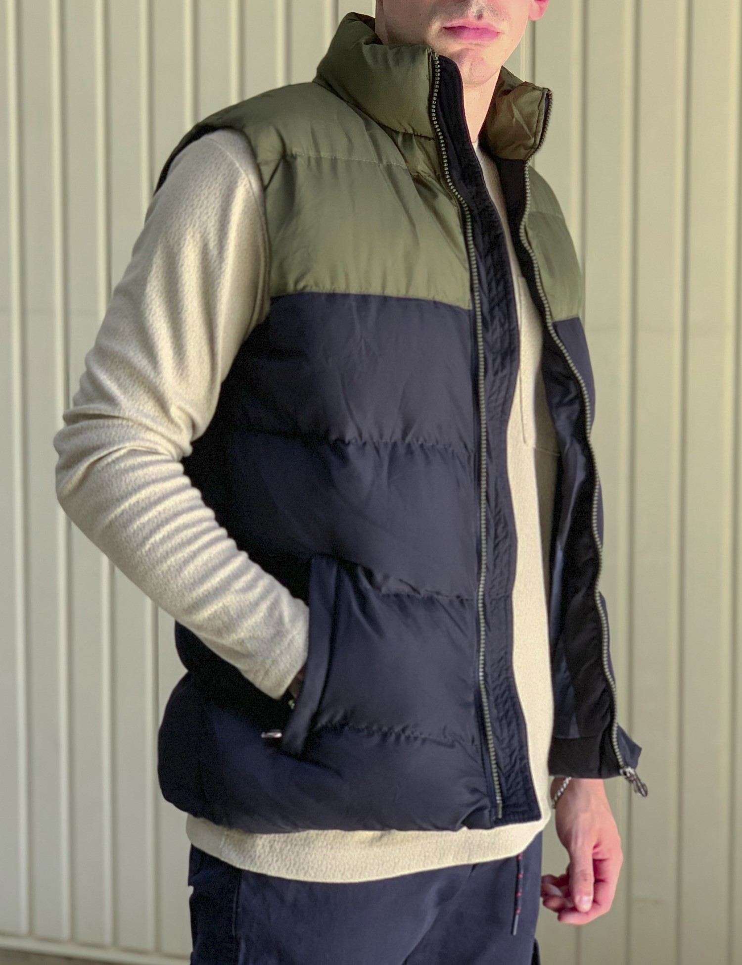 Ανδρικό χακί καπιτονέ αμάνικο μπουφάν με διχρωμία ADK59216Q φωτογραφία